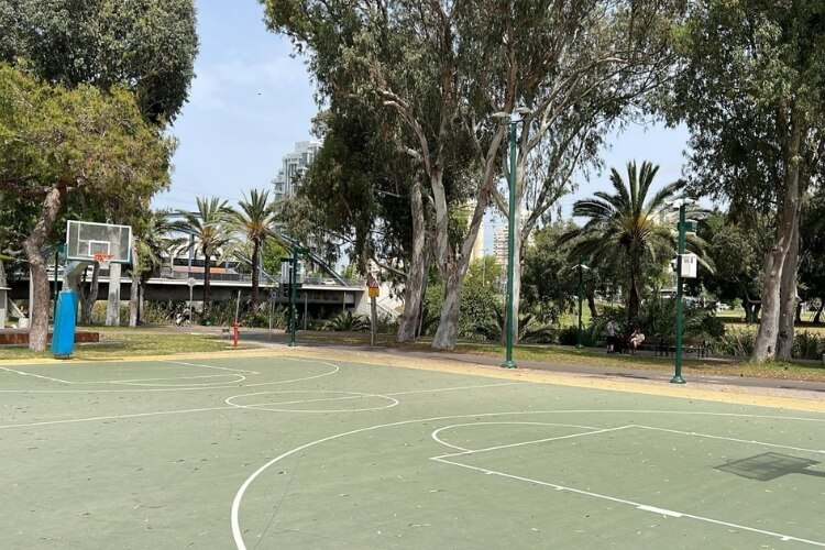 מגרש אימוני כדורסל בשכונת בבלי קוסובסקי 6